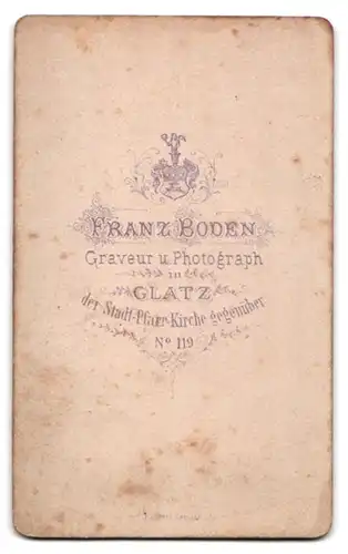 Fotografie Franz Boden, Glatz, Portrait eines elegant gekleideten jungen Paares