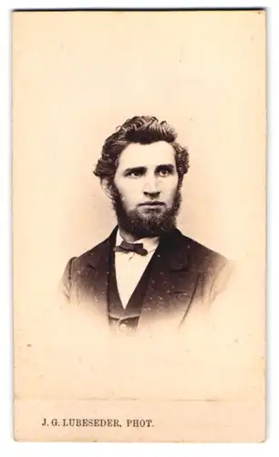 Fotografie J. G. Lubeseder, Segeberg, Portrait charmanter junger Mann mit Bart in Fliege und Jackett