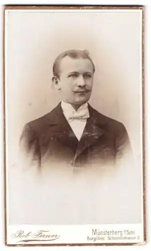 Fotografie Rob. Ferner, Münsterberg i. Schl., Schützenstr. 2, Portrait charmanter Herr in Fliege und Jackett