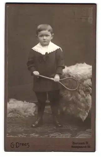 Fotografie G. Drees, Barmen, Heckinghauserstr. 168, Portrait frecher Bube mit Schläger in der Hand