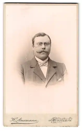 Fotografie H. Arnemann, Münster i. W., Frauenstr. 1, Portrait stattlicher Herr mit Zwicker und Schnurrbart