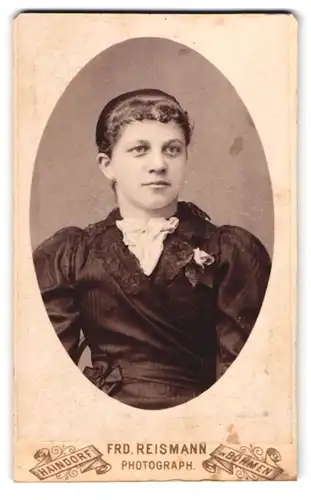 Fotografie Friedr. Reismann, Haindorf / Böhmen, Portrait dunkelhaarige junge Schönheit in prachtvoller Bluse