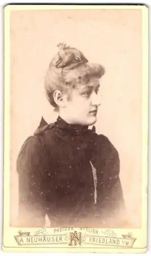 Fotografie A. Neuhäuser, Friedland i. B., Portrait bildschönes Fräulein mit Dutt