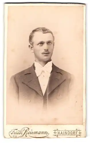 Fotografie Friedr. Reismann, Haindorf / Böhmen, Portrait charmanter junger Mann im Jackett