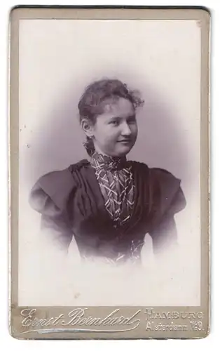 Fotografie Ernst Bernhard, Hamburg, Alsterdamm 9, Portrait charmant lächelndes Fräulein in prachtvoll gerüschter Bluse