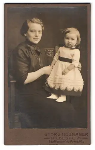 Fotografie Georg Neunaber, Hildesheim, Friesenstr. 14, Portrait bildschöne Mutter mit süsser Tochter