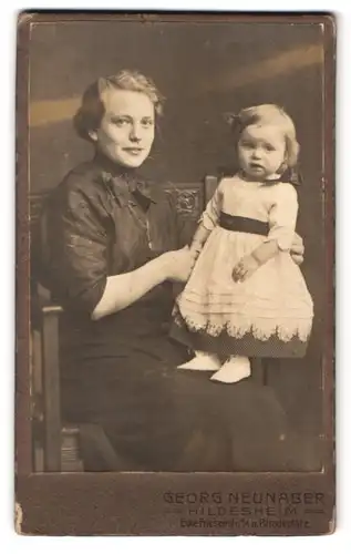 Fotografie Georg Neunaber, Hildesheim, Friesenstr. 14, Portrait stolze junger Mutter mit niedlicher Tochter