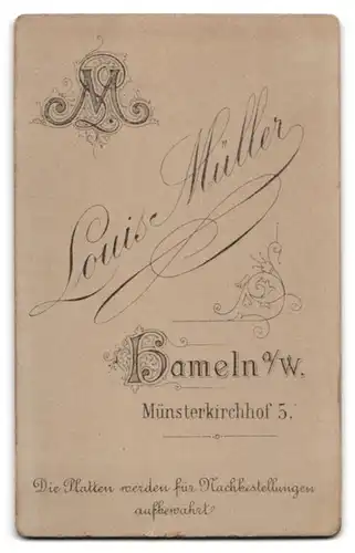Fotografie Louis Müller, Hameln a. W., Münsterkirchhof 5, Portrait charmanter junger Mann mit lockigem Haar im Anzug