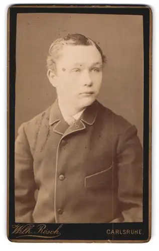 Fotografie Wilh. Rösch, Carlsruhe, Waldstr. 11, Portrait eines elegant gekleideten jungen Mannes