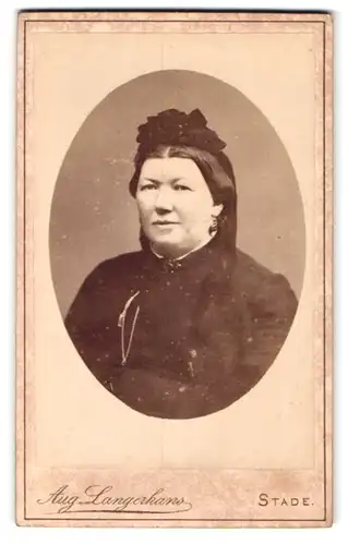 Fotografie Aug. Langerhans, Stade, Gr. Schmiedestr. 192, Portrait hübsche Dame mit Rüschenkopfschmuck