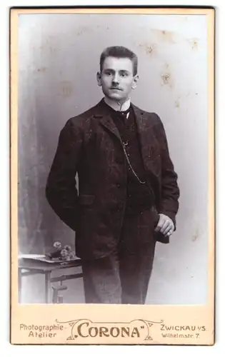 Fotografie Atelier Corona, Zwickau i. S., Wilhelmstr. 7, Portrait junger Mann mit Krawatte im Anzug
