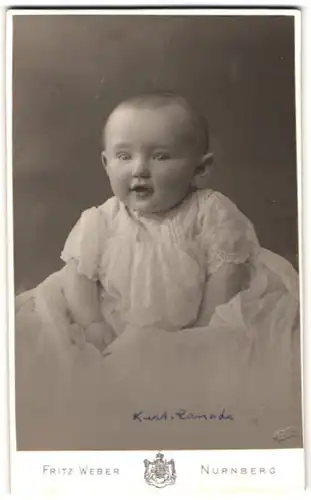 Fotografie Fritz Weber, Nürnberg, Splitterthorgraben 45, Portrait süsses Baby im weissen Taufkleidchen