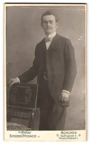 Fotografie Atelier Schüsselpassage, München, Kaufingerstr. 9, Portrait charmanter Herr mit Zwicker im Anzug