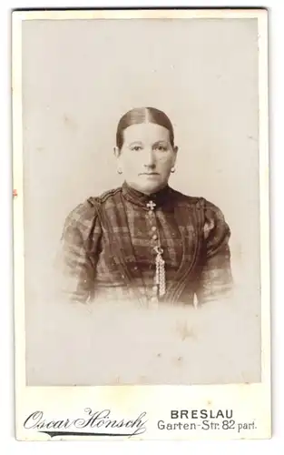 Fotografie Oscar Hönsch, Breslau, Gartenstr. 82, Portrait einer elegant gekleideten Frau in kariertem Kleid