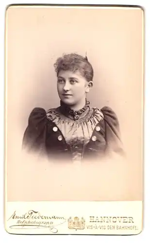 Fotografie Emil Tiedemann, Hannover, Ernst-August-Platz 5, junge Frau mit schwarzem Kleid und hohem Kragen