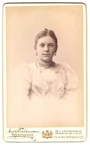 Fotografie Emil Tiedemann, Hannover, Ernst-August-Platz 5, junge Dame im weissem Kleid mit Ohrringen und Kette