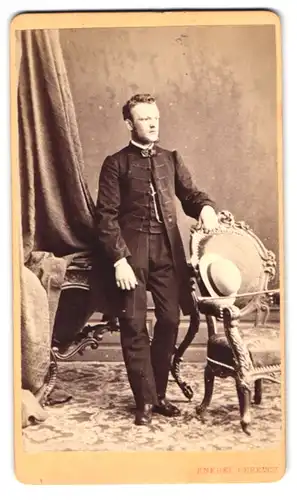 Fotografie Knebel Ferencz, Szombathely, Ganzkörperbild eines jungen Mannes in schwarzer Kleidung
