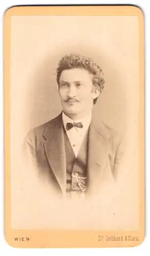 Fotografie Dr.Gebhard und Kurz, Wien, Untere Alleegasse 10, Mann mit kurzer lockiger Frisur und dünnem Schnurrbart