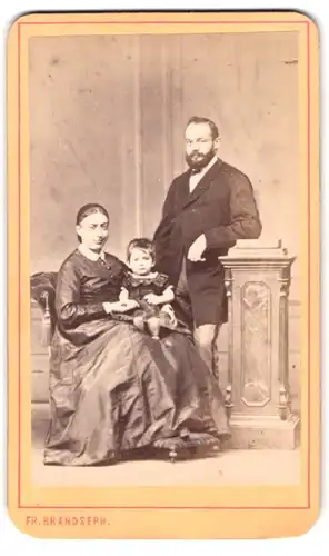 Fotografie Fr. Brandseph, Stuttgart, Vater und Mutter mit ihrem Kind
