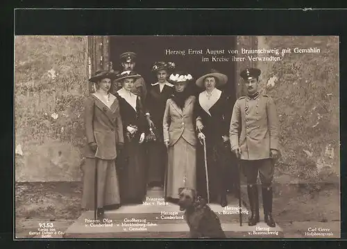 AK Herzog Ernst August von Braunschweig mit Gehmahlin im Kreise ihrer Verwandten, Hund