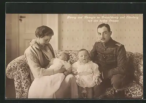 AK Herzog und Herzogin von Braunschweig und Lüneburg mit den beiden Prinzen