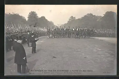 AK Paris, Empfang des Königs von Norwegen am 27.05.1907, L`Escorte dans l`Avenue du Bois-de-Boulogne