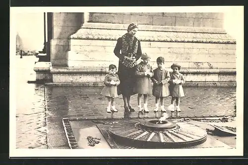 AK Madame la Comtesse de Paris et les Enfants de France au Tombeau du Soldat Inconnu