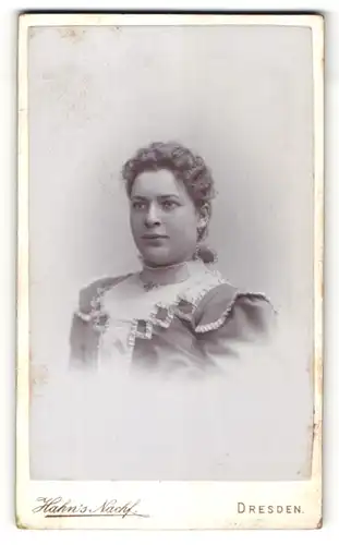 Fotografie Hahn`s Nachf., Dresden, Portrait Frau mit zusammengebundenem Haar