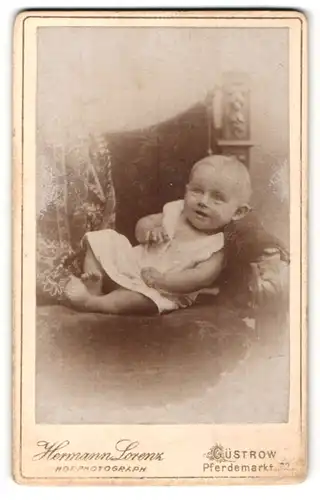 Fotografie Hermann Lorenz, Güstrow, Portrait Säugling in Leibchen