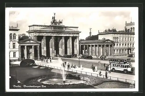 AK Berlin, Brandenburger Tor mit Springbrunnen und Bus