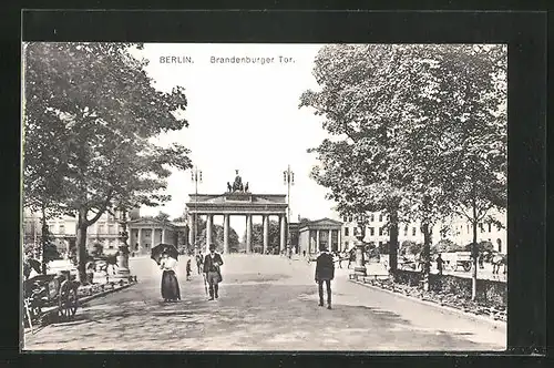 AK Berlin, Brandenburger Tor mit Passanten