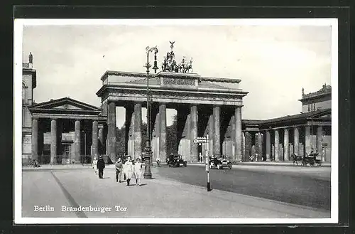 AK Berlin, Brandenburger Tor mit Pferdewagen