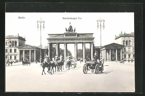 AK Berlin, Brandenburger Tor und Soldaten zu Pferde