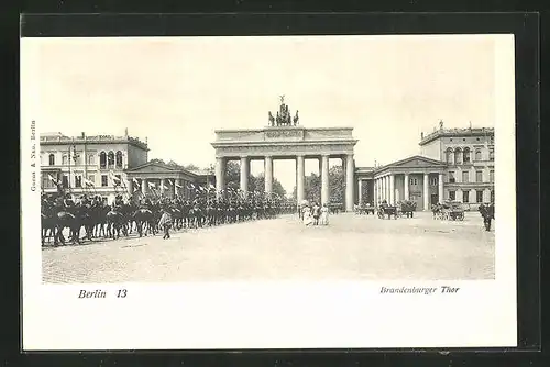 AK Berlin, Brandenburger Tor mit Soldatenparade