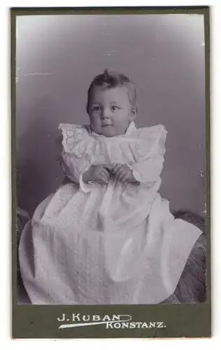 Fotografie J. Kuban, Konstanz, Portrait Säugling in Kleidchen