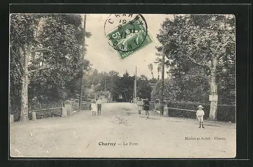 AK Charny, Le Pont, Kinder an der Brücke