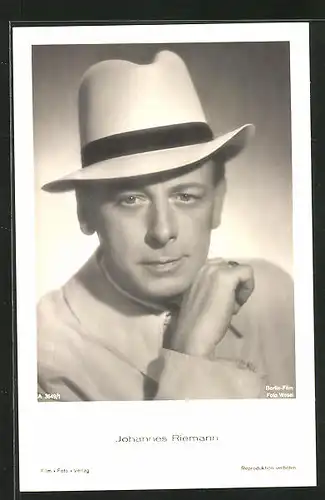 AK Schauspieler Johannes Riemann mit weissem Hut