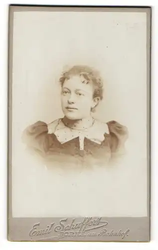 Fotografie Emil Schuffert, Borna, Portrait Mädchen in schwarzer Bluse