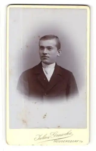 Fotografie Julius Grusche, Neugersdorf, Portrait halbwüchsiger Knabe in Anzug mit Hemd mit Stehkragen