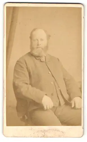 Fotografie H. Howle, Newport Salop, älterer Mann mit Vollbart im Anzug auf Stuhl sitzend