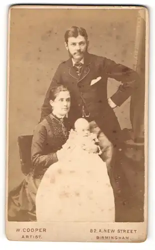 Fotografie W. Cooper, Birmingham, Portrait charmantes junges Paar nit niedlichem Baby im Arm