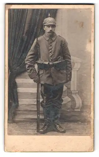Fotografie Fotograf und Ort unbekannt, Landsturmmann in Uniform mit Ersatz-Pickelhaube, Kragenspiegel Rgt. 12 B/III