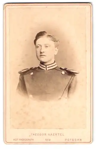 Fotografie Theodor Haertel, Potsdam, Charlottenstr. 25, Portrait Garde-Ulan in Uniform mit Epauletten