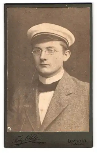 Fotografie Fritz Ohle, Lemgo i. L., Haferstr., Portrait Student mit Brille und Schirmmütze