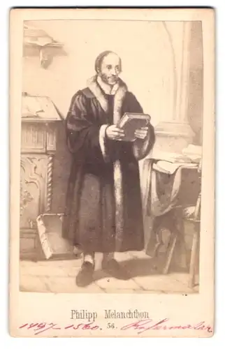 Fotografie Theologe Philipp Melanchthon mit Buch im Arbeitszimmer