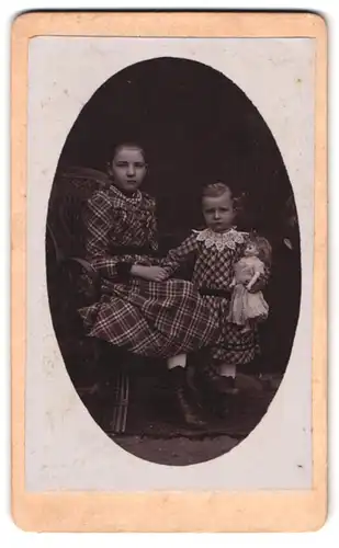 Fotografie H. Schünemann, Alfeld / Leine, Mädchen im karierten Kleid mit ihrer Puppe, Dolly
