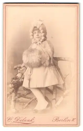 Fotografie Atelier Delank, Berlin, Friedrichstrasse 185, Mädchen mit Pelzmuff & Haube