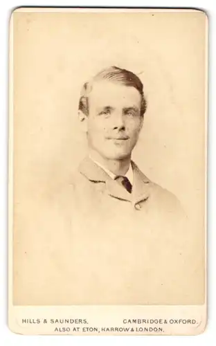 Fotografie Hills & Saunders, Cambridge, Portrait lächelnder junger Mann im Anzug