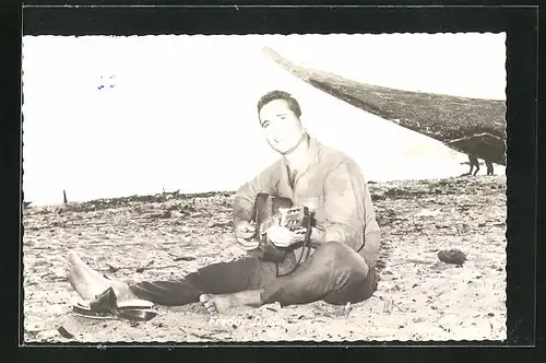 AK Freddy Quinn mit Gitarre am Strand