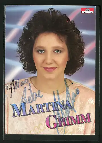 AK Musikerin Martina Grimm in die Kamera blickend mit Autogramm